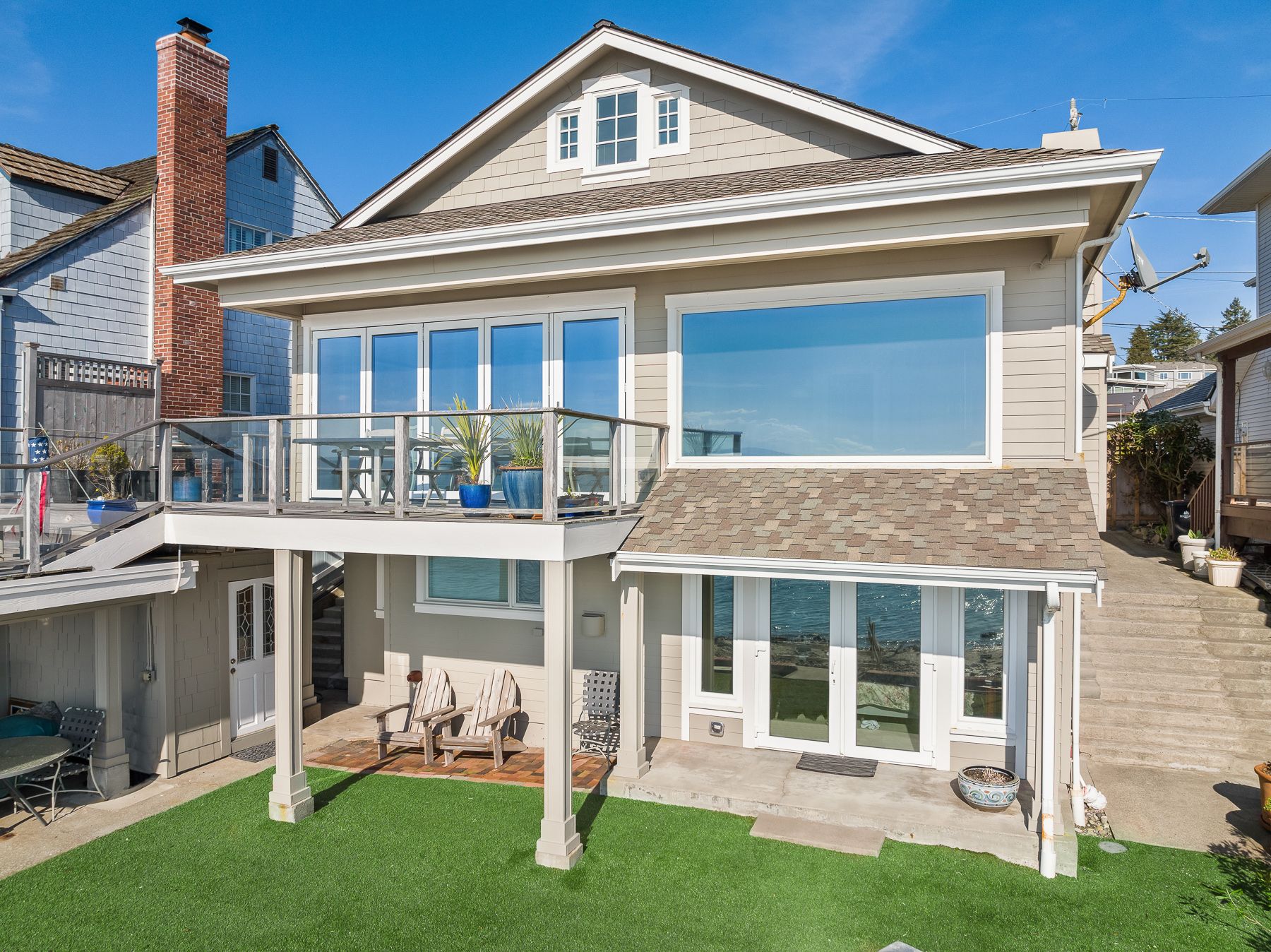 Upper deck trim detail