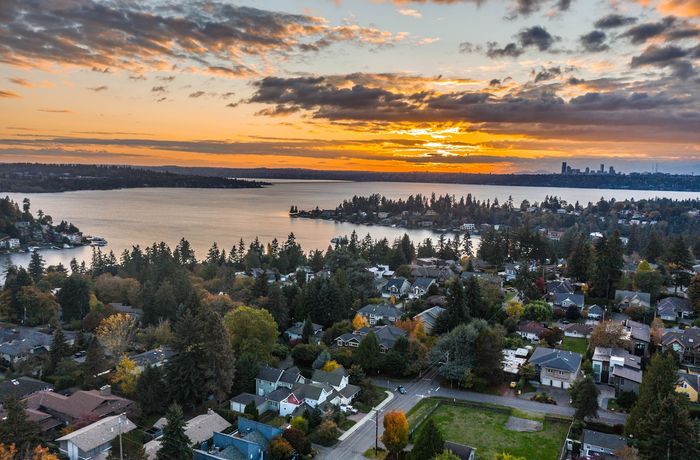 Grand Laurelhurst residence surrounded by mature landscaping near Lake Washington